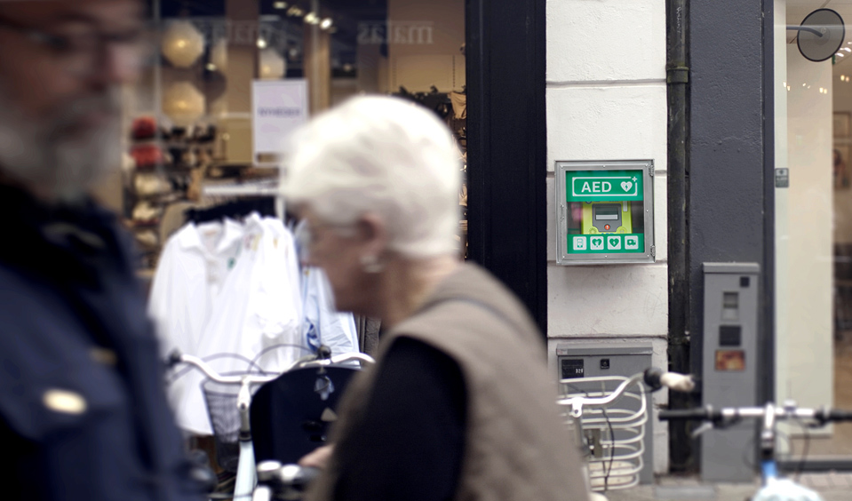 AED-Schrank im öffentlichen Raum